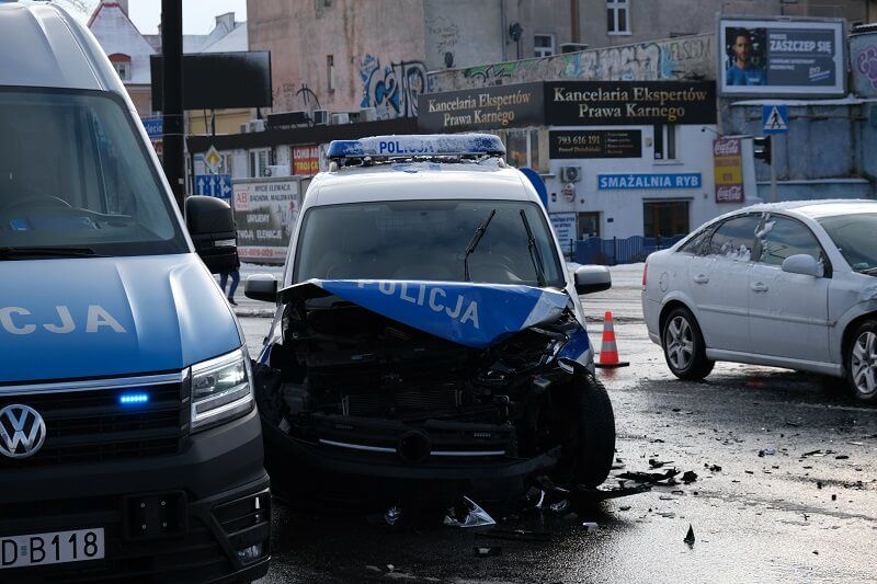 Zderzenie opla z radiowozem na skrzyżowaniu al. Tysiąclecia z ul. Lubartowską