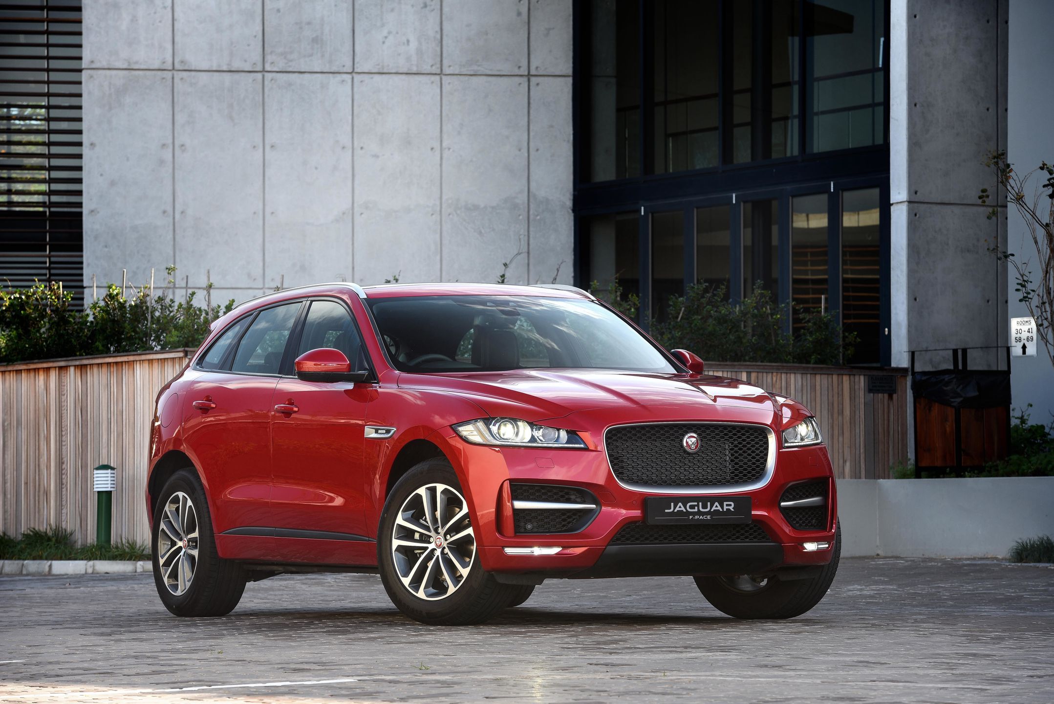 Jaguar F-Pace 9