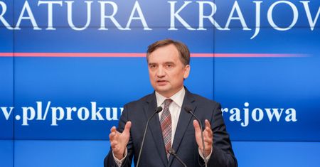 Przykre życzenia urodzinowe. Do internautów dołączył Roman Giertych