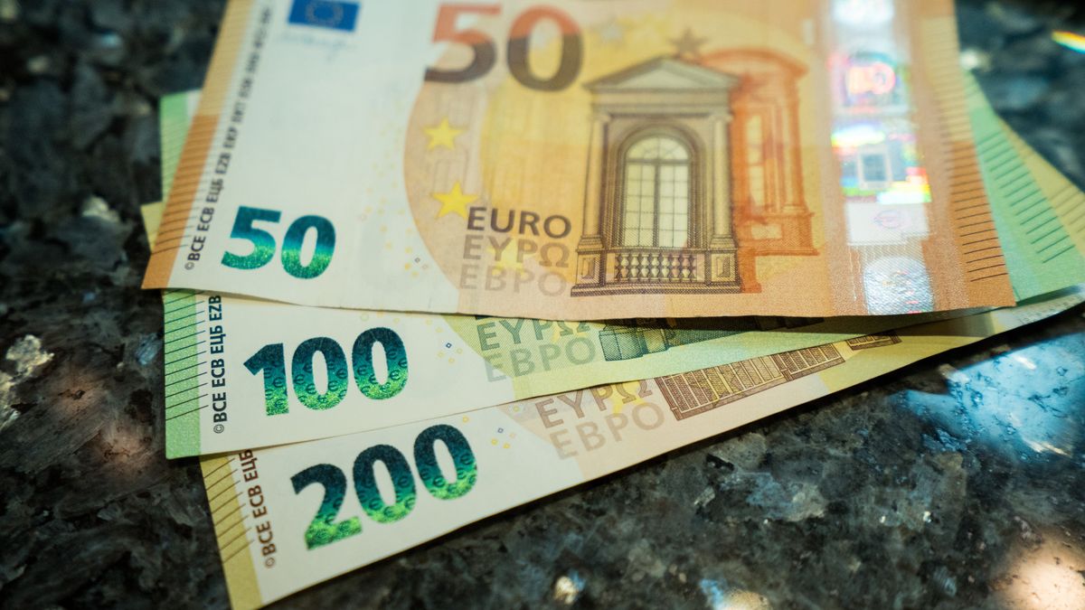 Kursy walut NBP. Poniedziałkowy kurs funta, dolara i franka szwajcarskiego. Duży spadek Euro