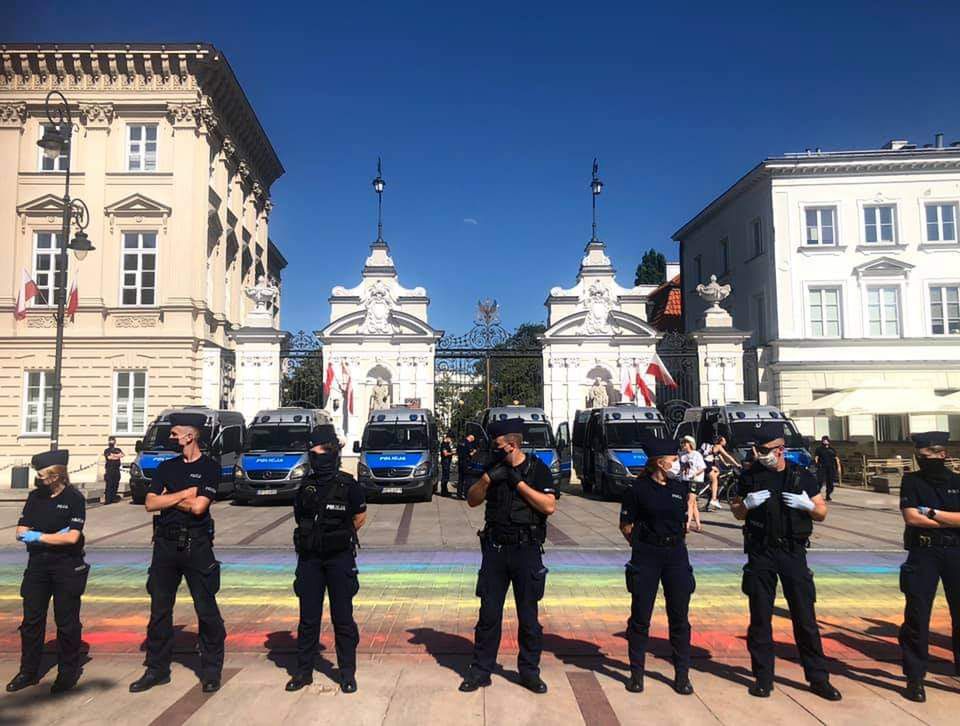 Zdjęcie, którego historii nie pojmiesz: Krakowskie Przedmieście, policja i "atak chemiczny"