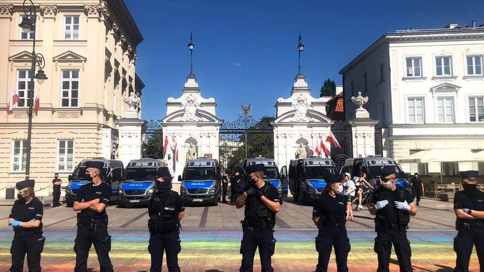 Zdjęcie, którego historii nie pojmiesz: Krakowskie Przedmieście, policja i "atak chemiczny" 1