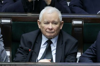 Kaczyński zajmuje się partią z domu. "Już musi gasić pożary"