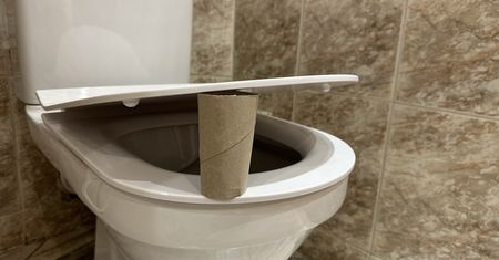 Rolka pod deską w publicznym WC. Warto wiedzieć, co oznacza