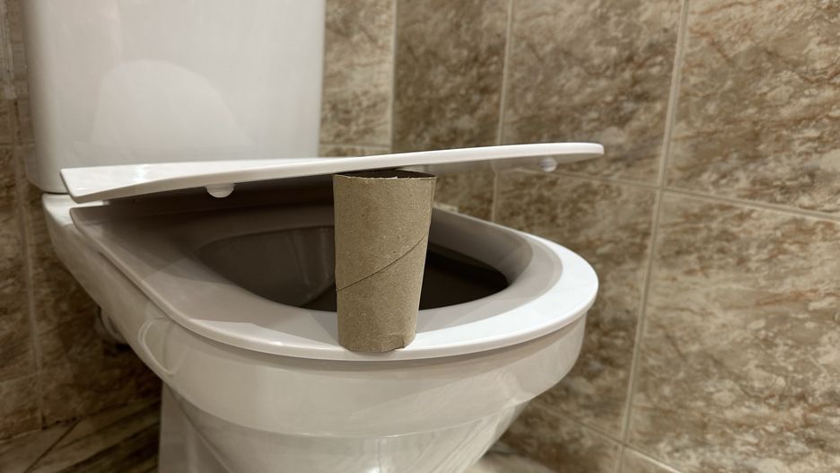 Co oznacza rolka po papierze toaletowym umieszczona pod deską? 