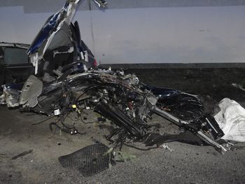 Tarnów: 20-letni kierowca wjechał volkswagenem w betonowy filar. Młody mężczyzna zginął na miejscu