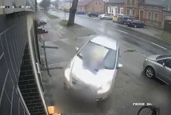 O krok od tragedii. Kierowca opla zatrzymał się w drzwiach