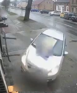 O krok od tragedii. Kierowca opla zatrzymał się w drzwiach