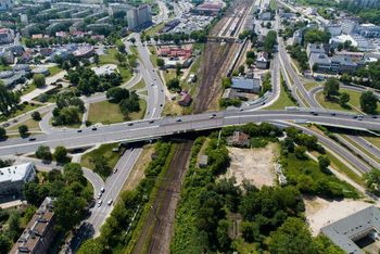 Białostockie obiekty infrastruktury z epoki PRL. Konstrukcje są nad torami. Jedna w centrum miasta, druga na jednym z osiedli