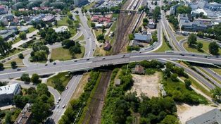Białostockie obiekty infrastruktury z epoki PRL. Konstrukcje są nad torami. Jedna w centrum miasta, druga na jednym z osiedli