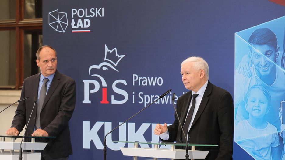 Jaros�aw Kaczy�ski, Pawe� Kukiz
Warszawa, 14.06.2021. Prezes PiS, wicepremier Jaros�aw Kaczy�ski (P) oraz lider Kukiz'15 Pawe� Kukiz (L) podczas wsp�lnej konferencji prasowej w Warszawie, 14 bm. Politycy poinformowali, �e na mocy zawartego mi�dzy ugrupowaniami porozumienia programowego PiS poprze m.in. projekty ustawy antykorupcyjnej, dot. s�dzi�w pokoju i ws. dnia referendalnego. (amb) PAP/Pawe� Supernak
Pawe� Supernak
covid, covid-19, dzie� referendalny, epidemia, epidemie i zarazy, Jaros�aw Kaczy�ski, konferencja prasowa, koronawirus w Polsce, Kukiz'15, lider, pandemia, partie, Pawe� Kukiz, PiS, politycy, polityk, polityka, porozumienie programowe, prezes, projekt ustawy antykorupcyjnej, SARS-CoV-2, s�dziowie pokoju, stan epidemii, szef partii, wirus, wsp�lna