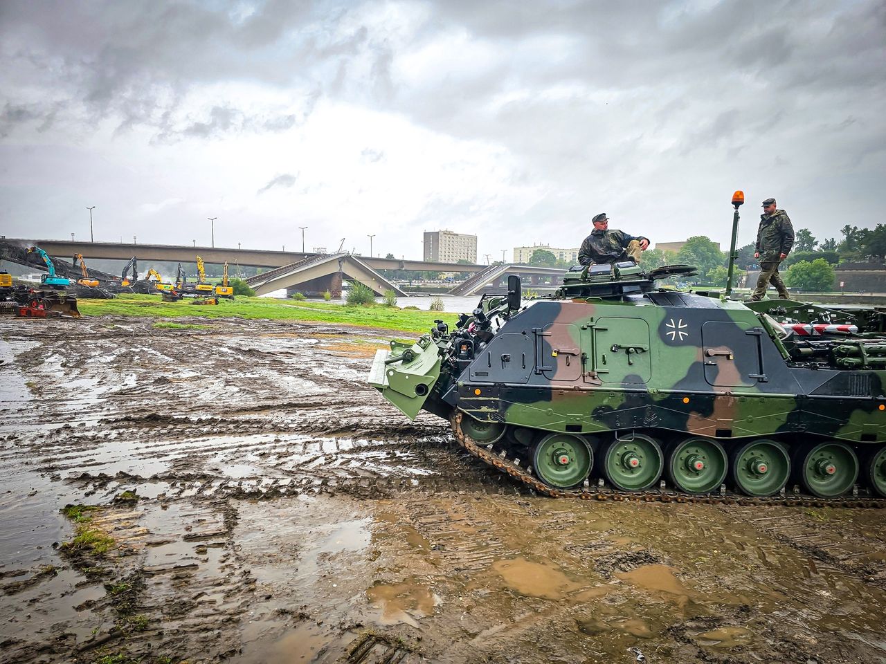 After the collapse of the Karola Bridge, the Bundeswehr in Saxony sent their tanks to the site.