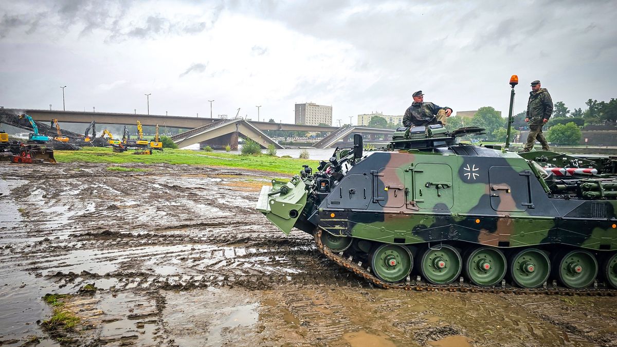 Po zawaleniu się mostu Karola, Bundeswehra w Saksonii wysłała na miejsce swoje czołgi