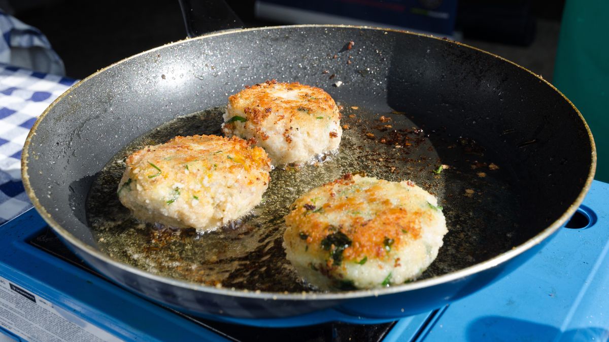 Rozgrzany olej na patelni