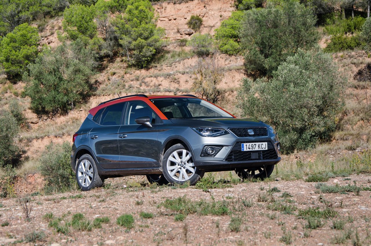 Seat Arona z dachem w innym kolorze. Ten element będzie hitem nadchodzącego sezonu