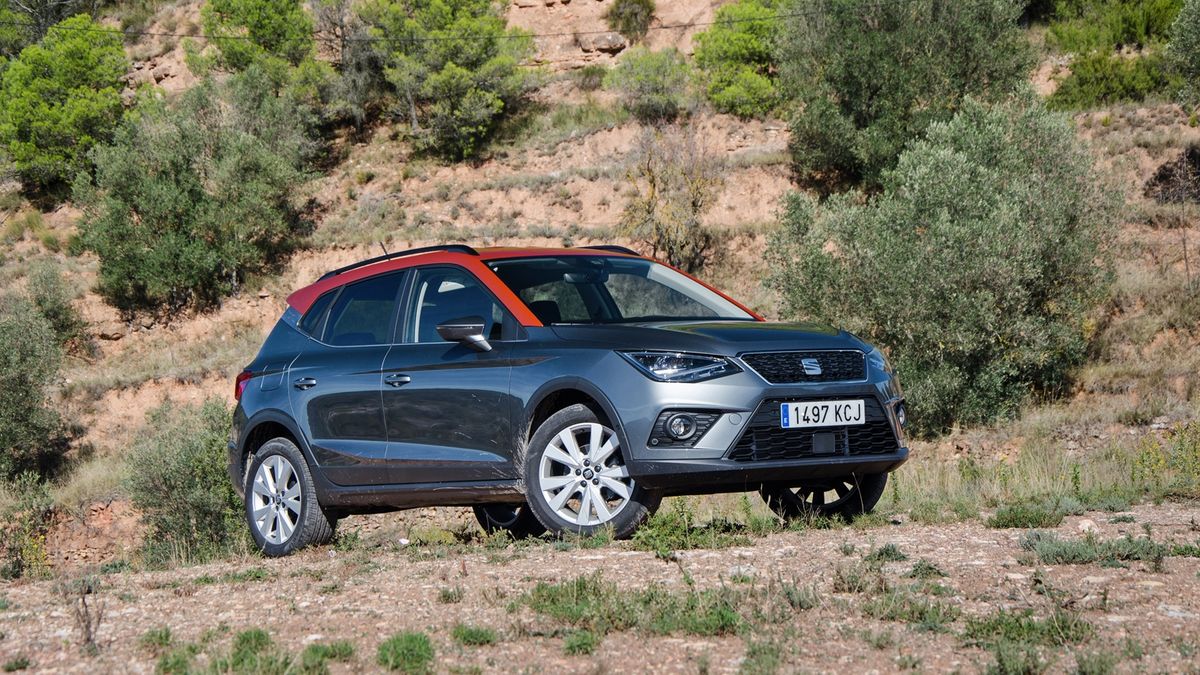 Seat Arona z dachem w innym kolorze. Ten element będzie hitem nadchodzącego sezonu