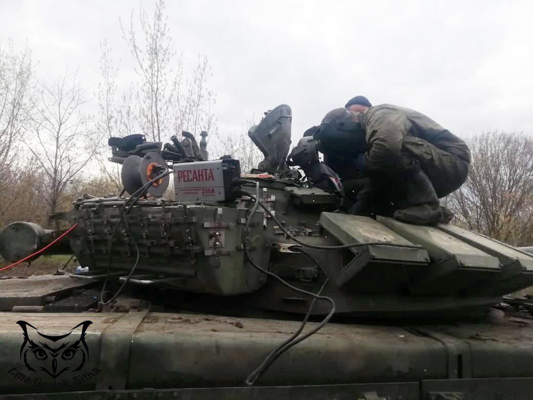 Załoga rosyjskiego czołgu t-72 przeprowadza polowe modyfikacje.