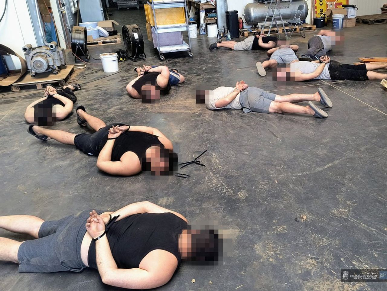 Przemyśl: Nielegalne fabryki papierosów w sortowniach owoców. Polskie służby rozbiły gang i zatrzymały 15 osób