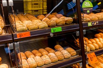 Poskarżył się, że klienci Biedronki macają pieczywo. Urząd zabrał głos