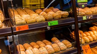 Poskarżył się, że klienci Biedronki macają pieczywo. Urząd zabrał głos