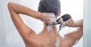 Jak poprawnie umyć włosy? Fryzjerka wskazuje błąd, który popełniamy nagminnie