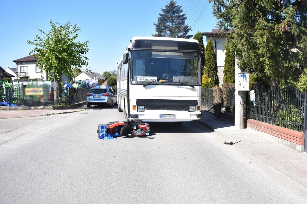 81-latka na skuterze zlekceważyła przepisy. Jechał przed nią autobus