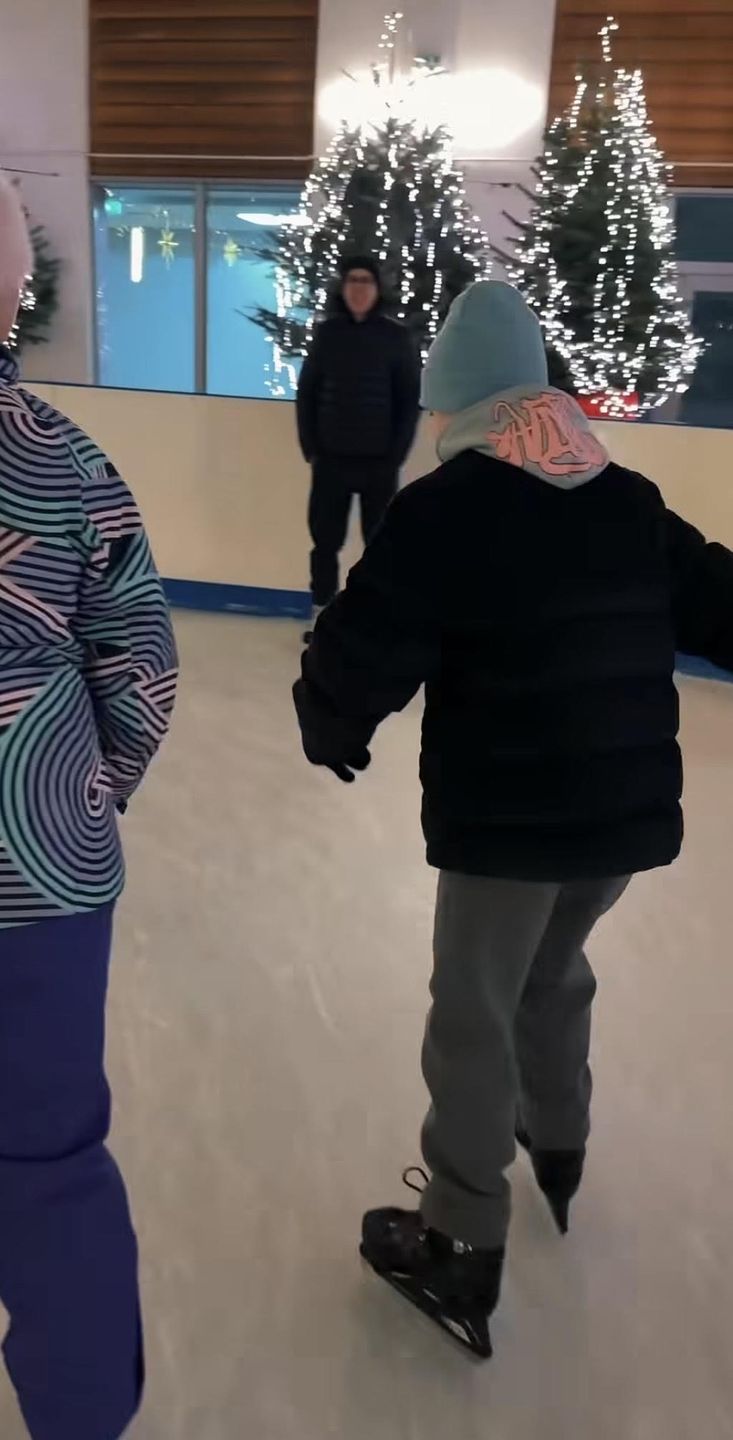 "Kurzopki" śmigają na łyżwach