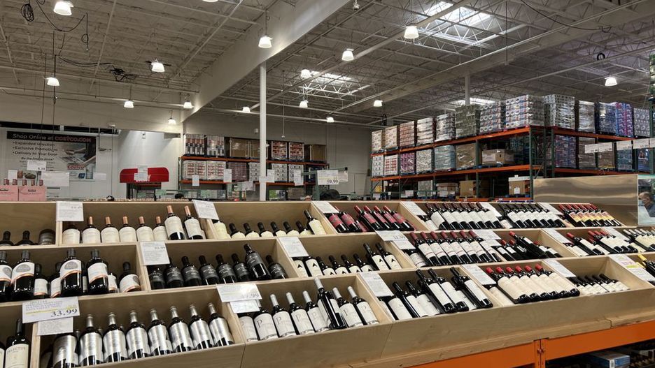Stoisko z winem w sklepie Costco
