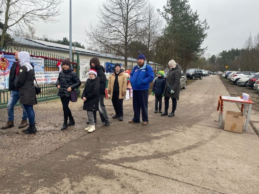 Do schroniska przyjechało na mikołajki kilkaset osób! Dzięki temu wszystkie psiaki wyszły na spacer, niektóre nawet dwa razy. A goście czekali w kolejce, żeby zabrać bezdomniaczka na spacer. 