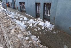 Nastolatki szły chodnikiem. Nagle z dachu spadł lód