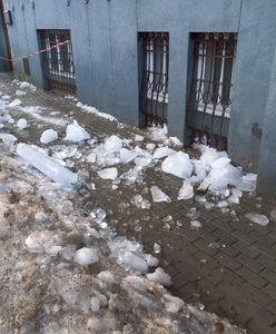 Nastolatki szły chodnikiem. Nagle z dachu spadł lód