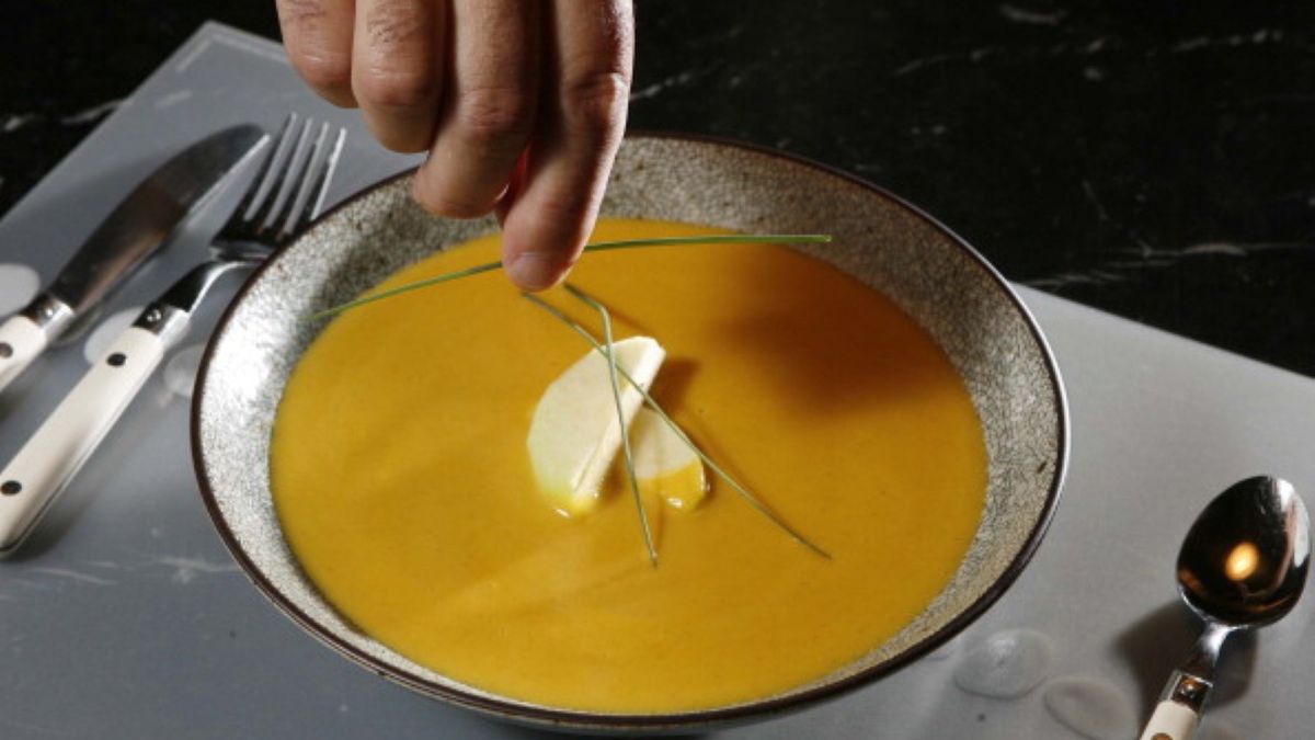 Przepis na zupę jabłkową. Wbrew pozorom wcale nie jest aż taka słodka!