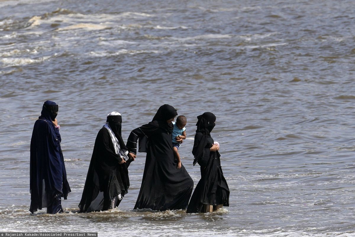 Grupa muzułmańskich kobiet ochładza się na wybrzeżu Morza Arabskiego 