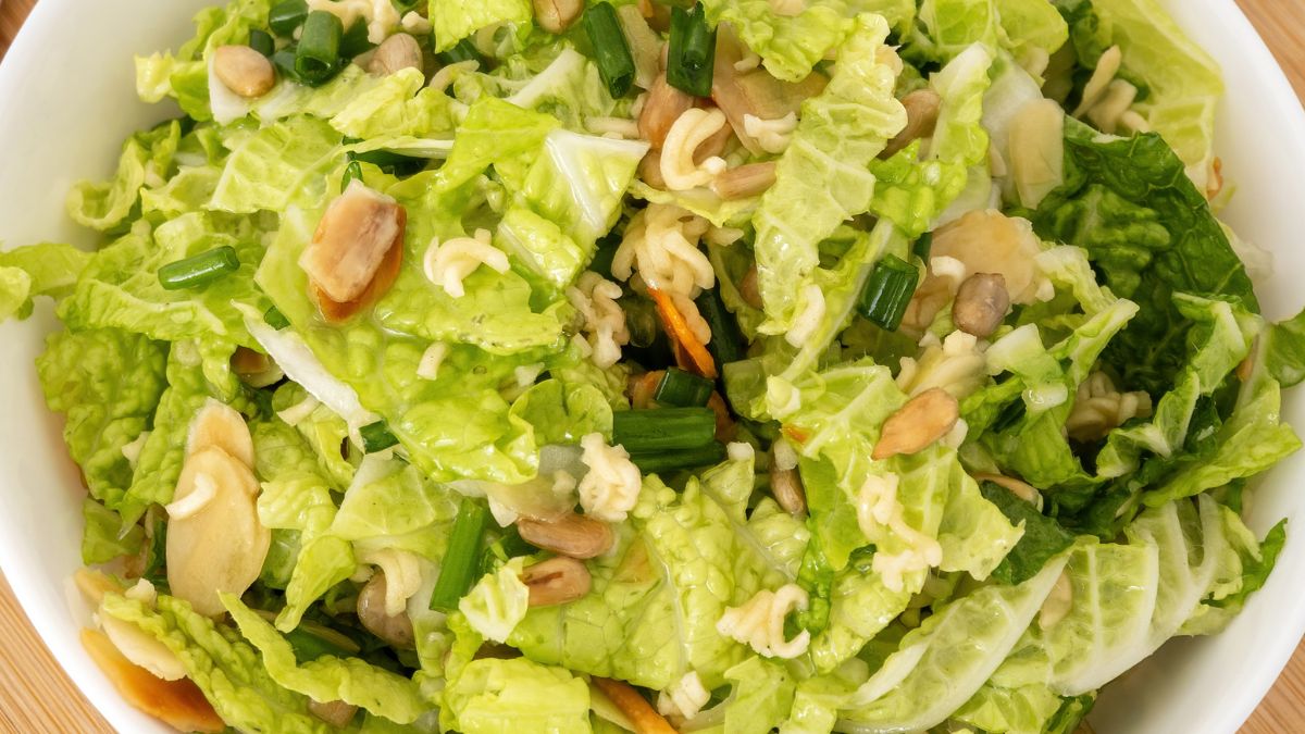 Surówka z kapusty pekińskiej z chrupiącymi dodatkami