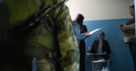 Liczą głosy. Kuriozalne wyniki pseudoreferendum [RELACJA NA ŻYWO]