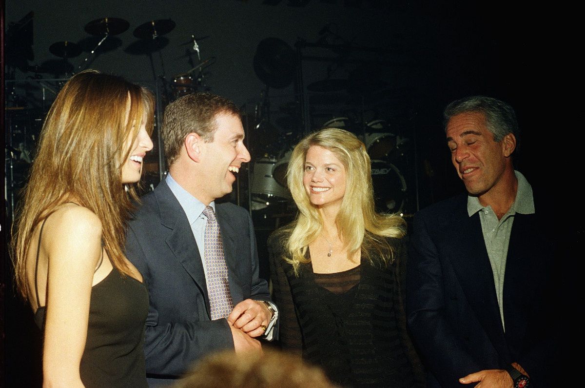 Książę Andrzej z Jeffreyem Epsteinem, Melanią Trump i Gwendolyn Beck w 2000 roku 