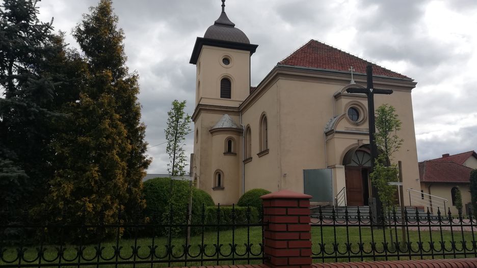 Parafia w Chwaliszewie (woj. wielkopolskie). Proboszczem był w niej ksiądz Arkadiusz H. 