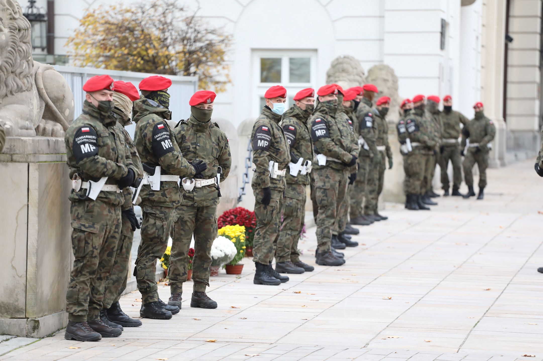 127. miesięcznica smoleńska. Politycy PiS złozyli kwiaty przed pomnikami na zamkniętym pl. Piłsudskiego