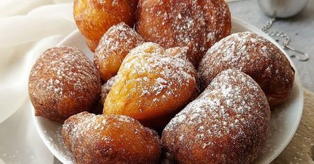 Nie ma w nich ani grama drożdży. Pulchne i miękkie pączki zrobisz w mniej niż kwadrans