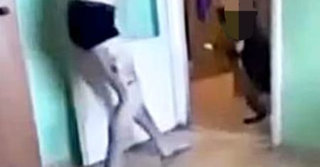 Zawiesił psa na drzwiach i kopał z całej siły. Nie ma aresztu, zwierzę zostało w rodzinie