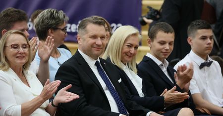 Nauczyciele skarżą się na braki kadrowe. Czarnek bagatelizuje problem