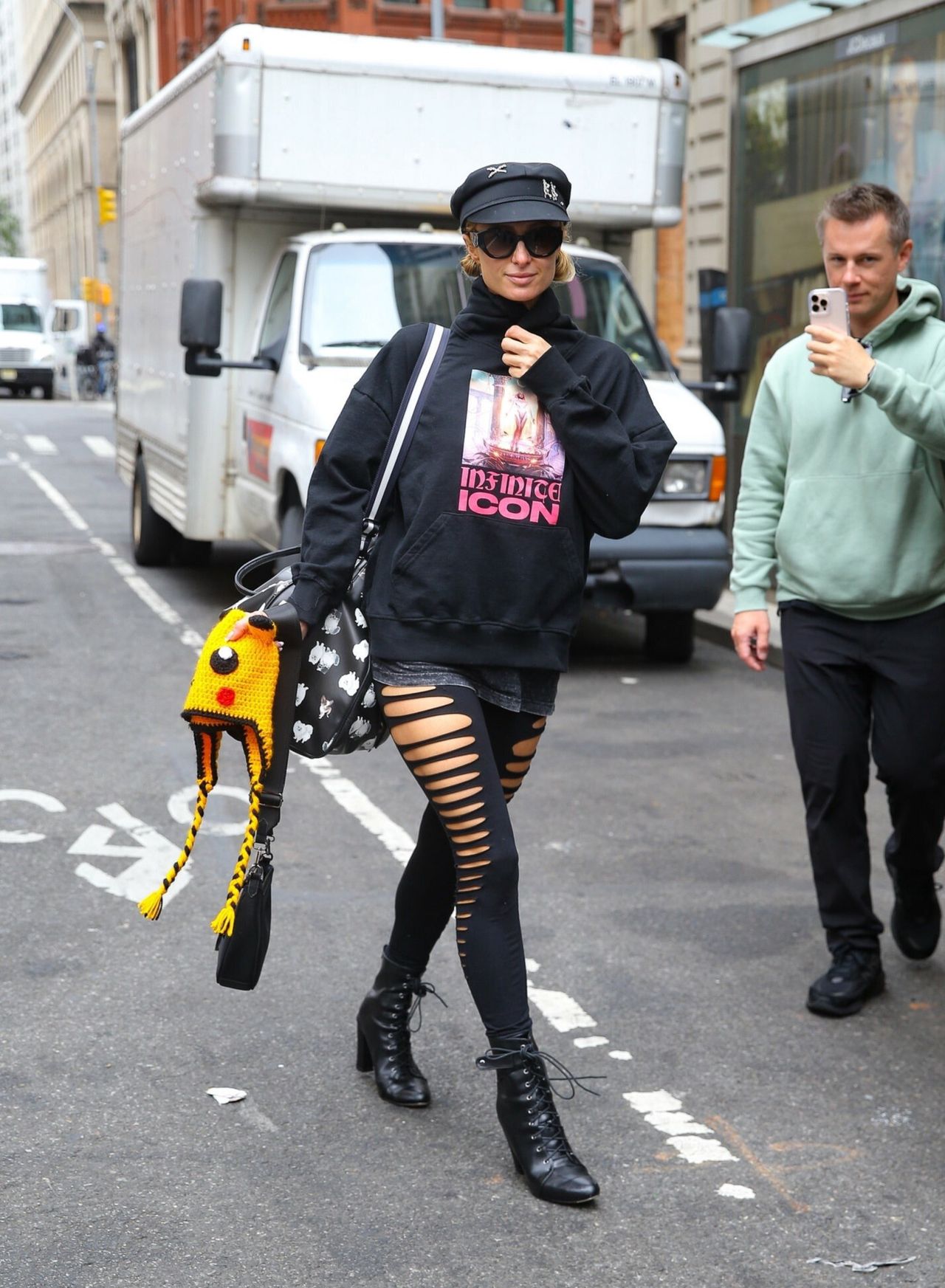 Paris Hilton amazed with an outfit featuring "slashed" leggings