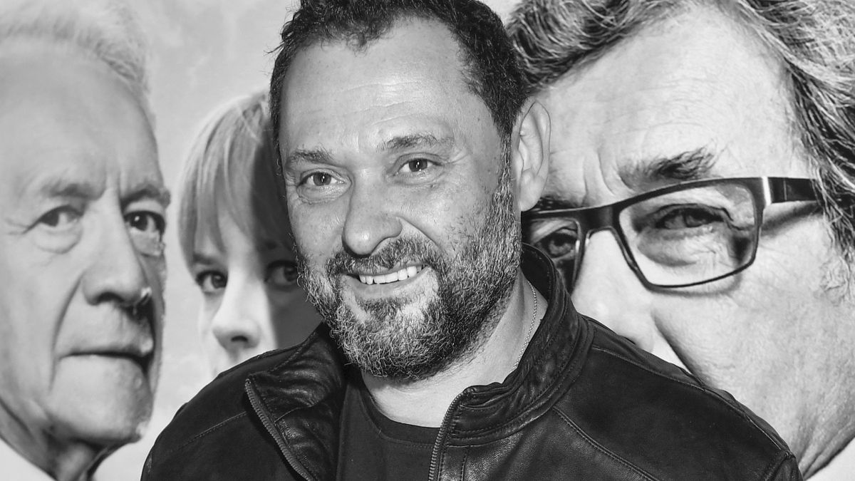 fot. AKPAbroda siwa, koszulka granatowa, kurtka czarna, kurtka skórzana, kurtka z kieszeniami, kurtka z suwakiem, listopad 2019, Premiera filmu "Solid Gold", broda, zarost, Arkadiusz Tomiak