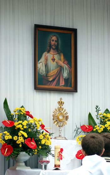 Boże Ciało w parafii pw. Opatrzności Bożej w Ostrowi Mazowieckiej. Procesja przeszła ulicami miasta