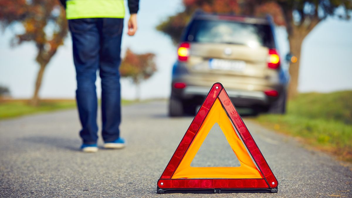 Znak informujący o wypadku przed samochodem