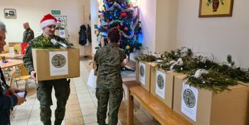 Nowa Dęba: Żołnierze dostarczyli świąteczne paczki seniorom