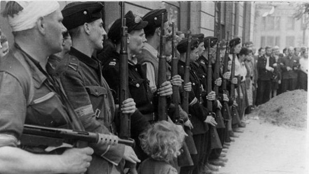 Kazimierz Tarwid jako porucznik o pseudonimie Antoni walczył w Powstaniu Warszawskim w batalionie Kiliński