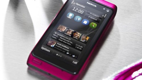 Nokia N8 w różowej obudowie i z Symbianem Anna 1