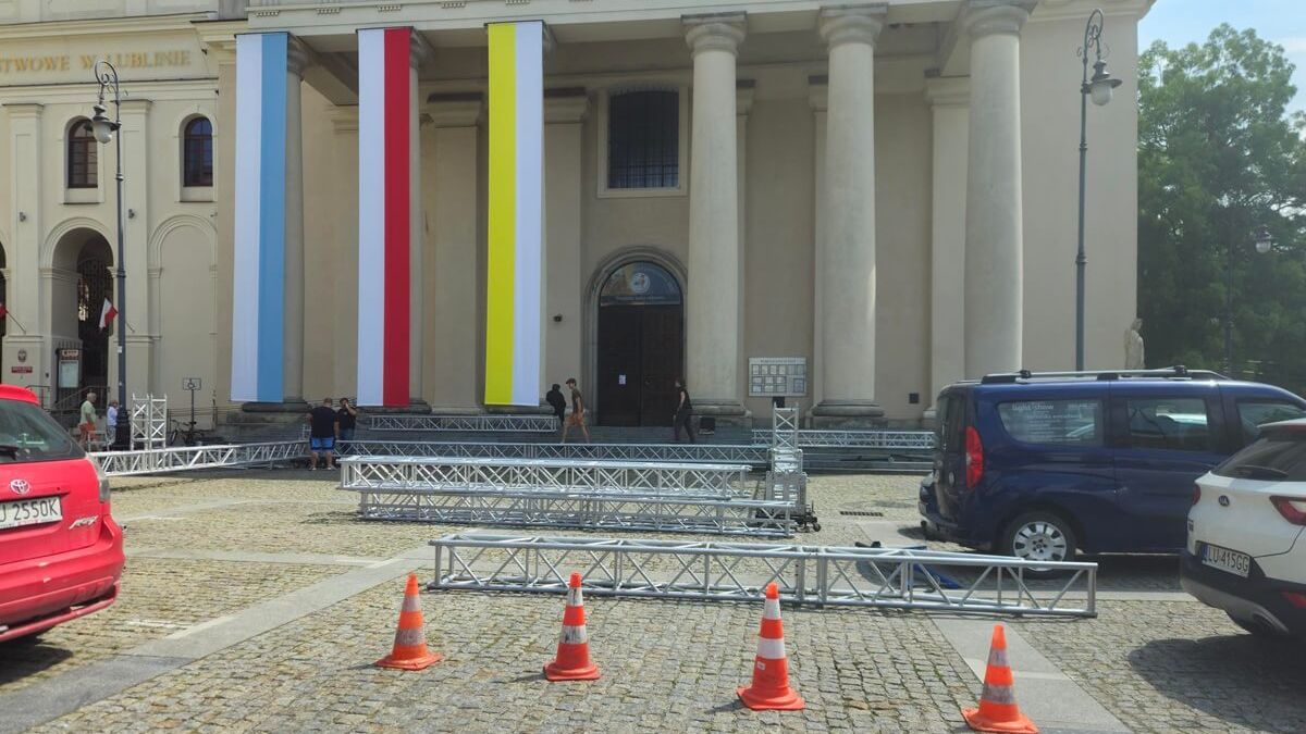 Montaż sceny na Placu Katedralnym przed Archikatedrą Lubelską