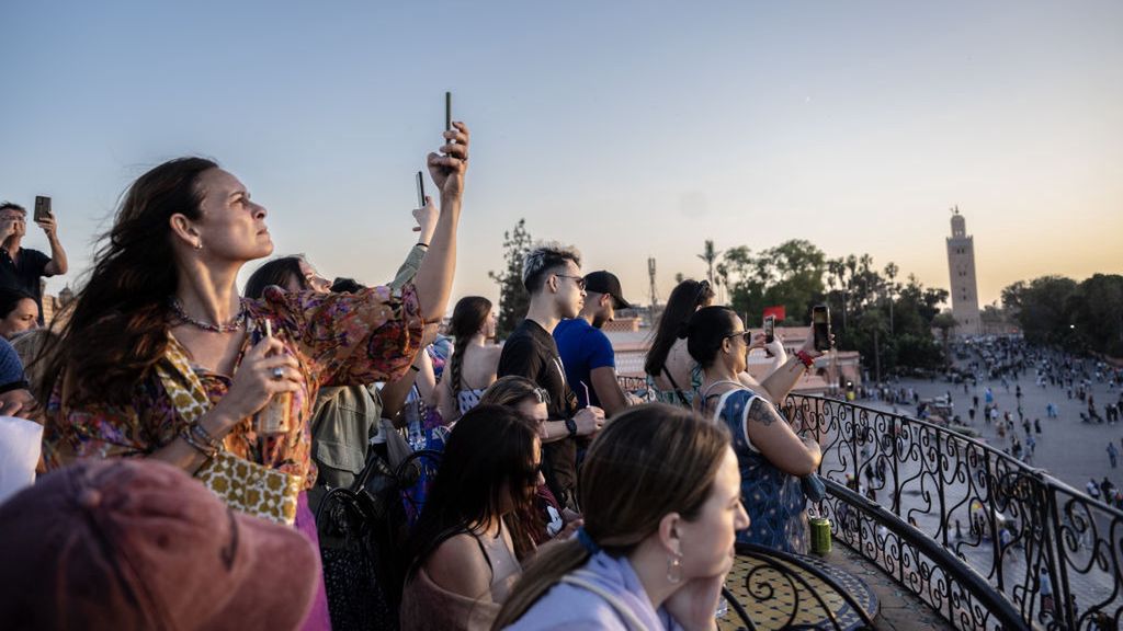 Zachód słońca nad Jemaa el-Fnaa przyciąga tłumy do lokalnych 
